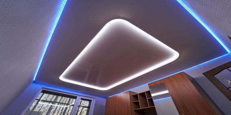 Įtempiamos lubos dviejų lygių su LED RGB apšvietimu svetainei