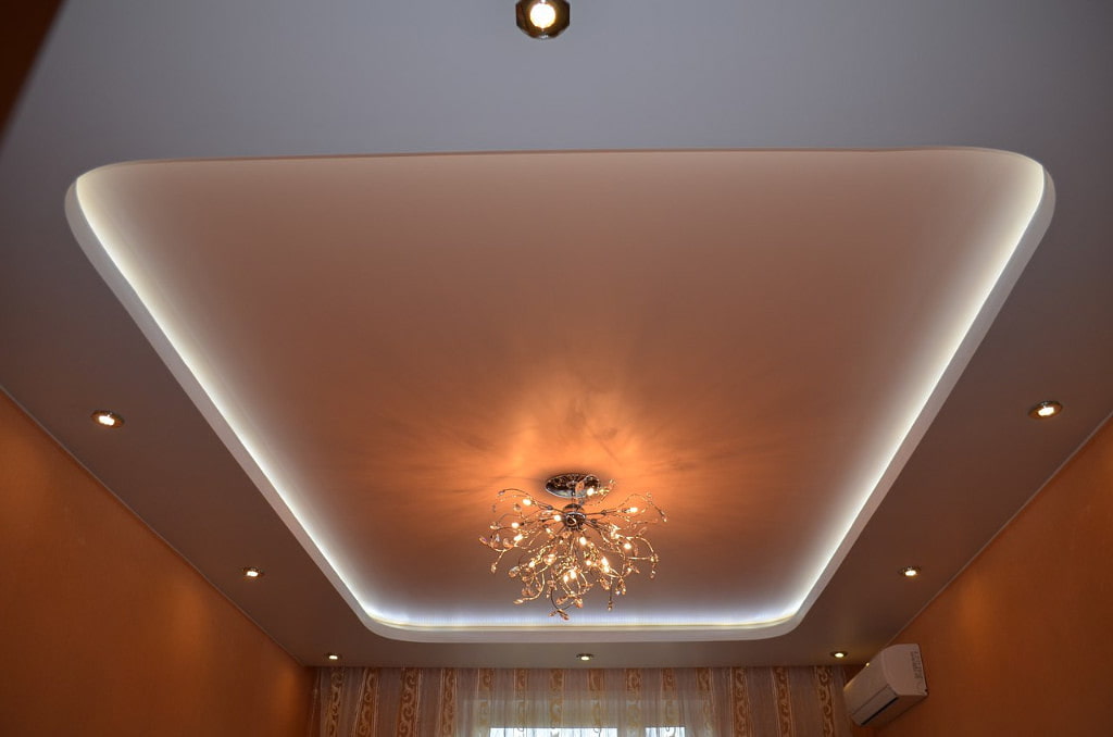 3 Dviejų lygių įtempiamos lubos su LED apšvietimu