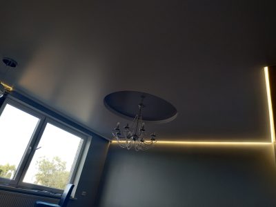 Dviejų lygių įtempiamos lubos su perimetriniu LED apšvietimu