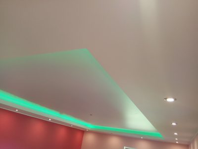 Dviejų lygių su LED apšvietimu
