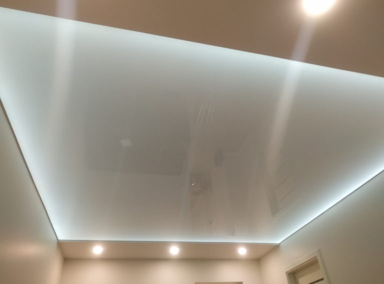 Svetainė su LED apšvietmu virš lubų2