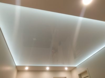 Svetainė su LED apšvietmu virš lubų